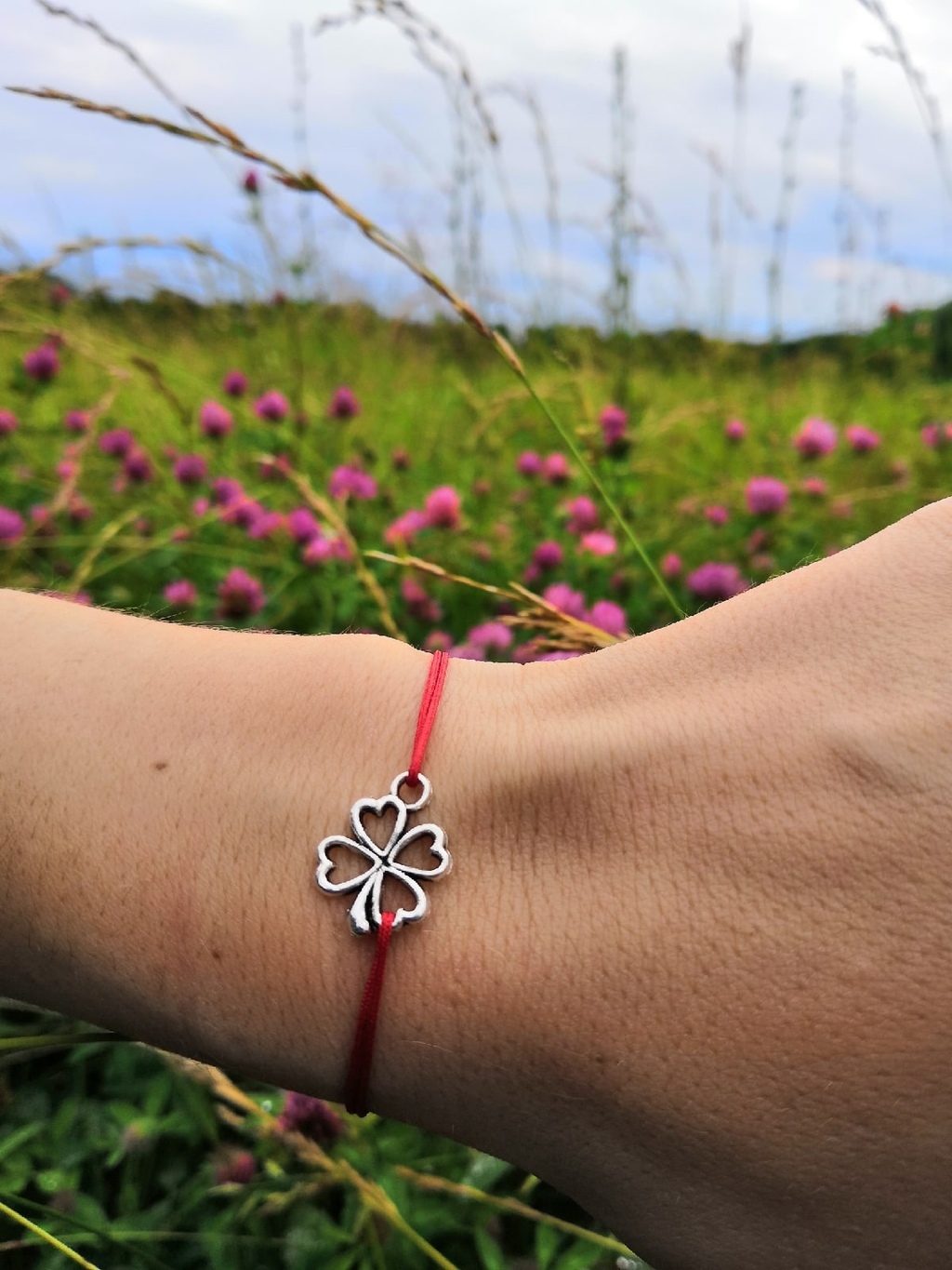 Красная нить на запястье "Клевер удачи"