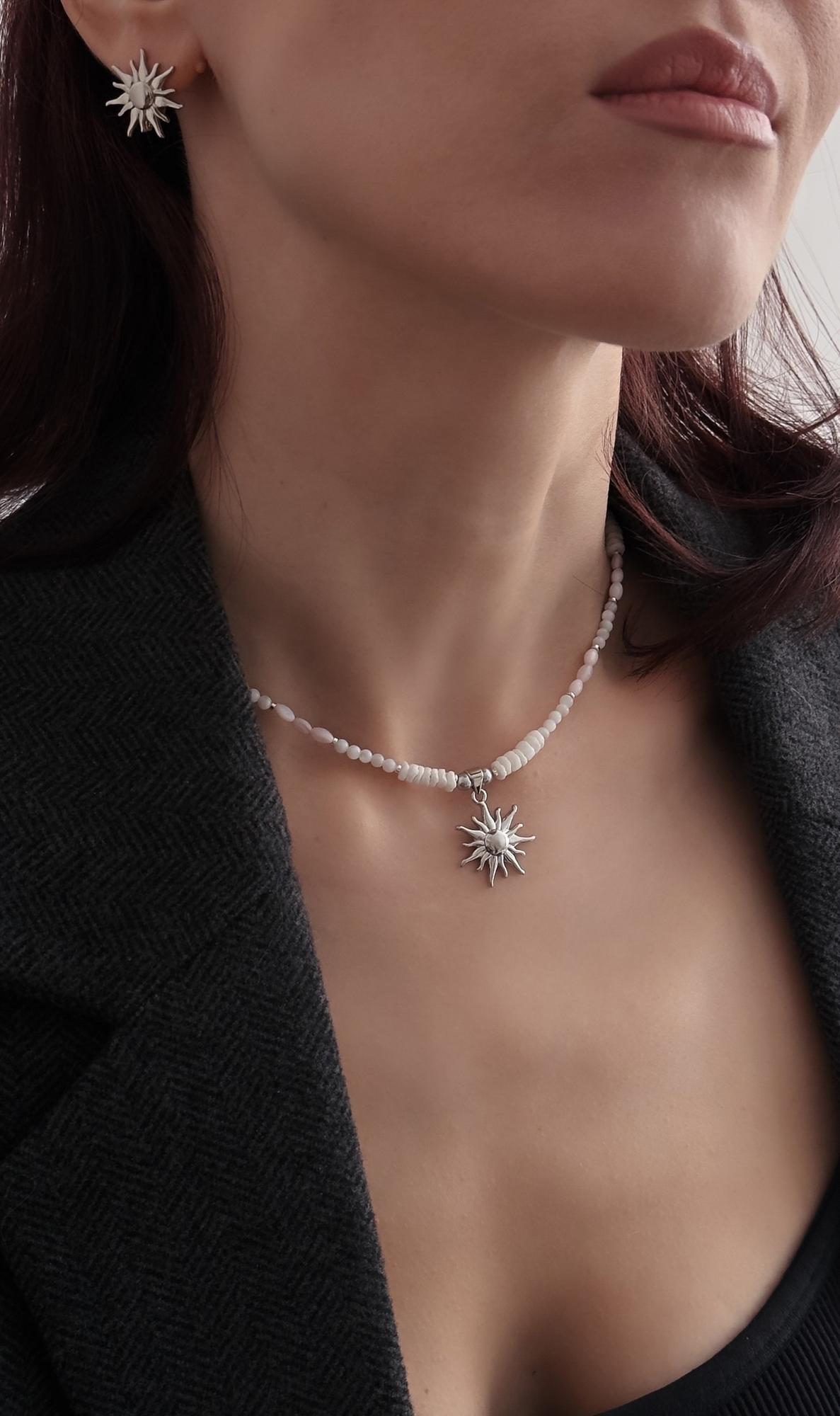 8 минут 20 секунд - колье с серебряным солнцем