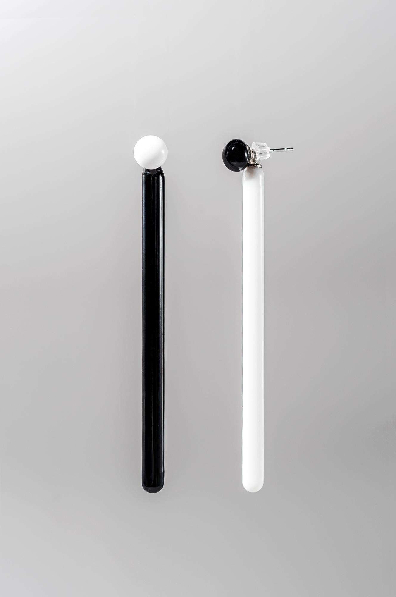 Серьги трансформеры "Палочки" 7 см /цвет черно -белый