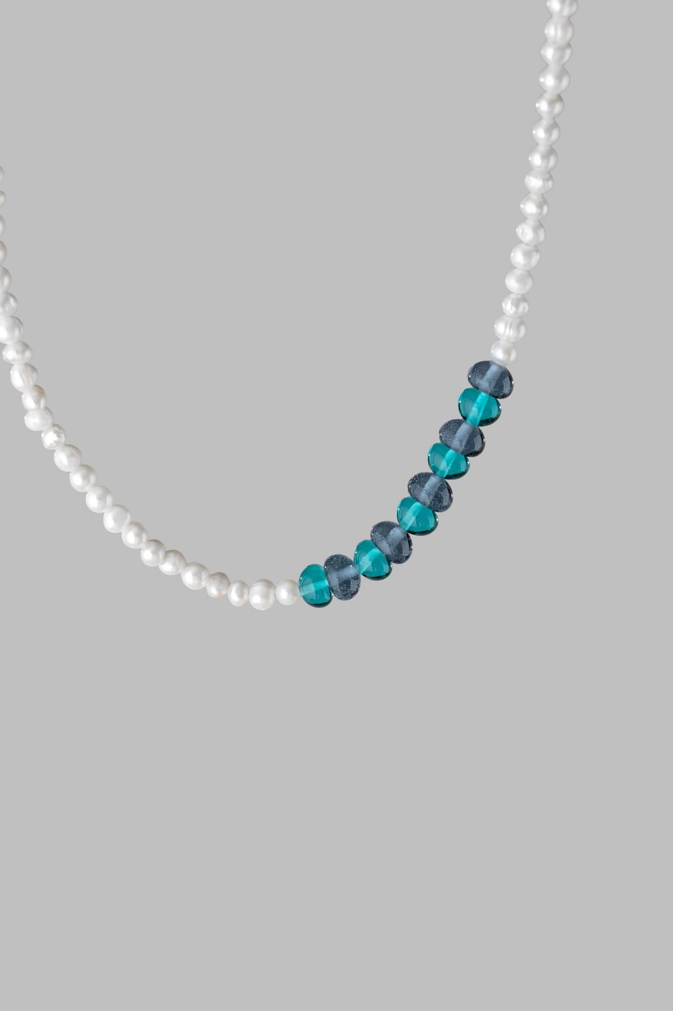 Чокер жемчужный с бусинами /цвет морская волна, грозовое небо