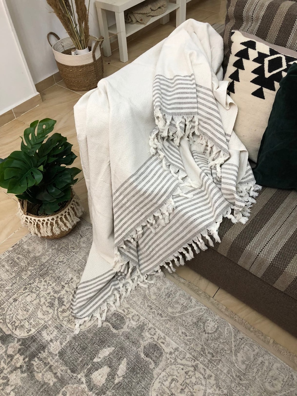 Плед белый с полосками кофе с молоком