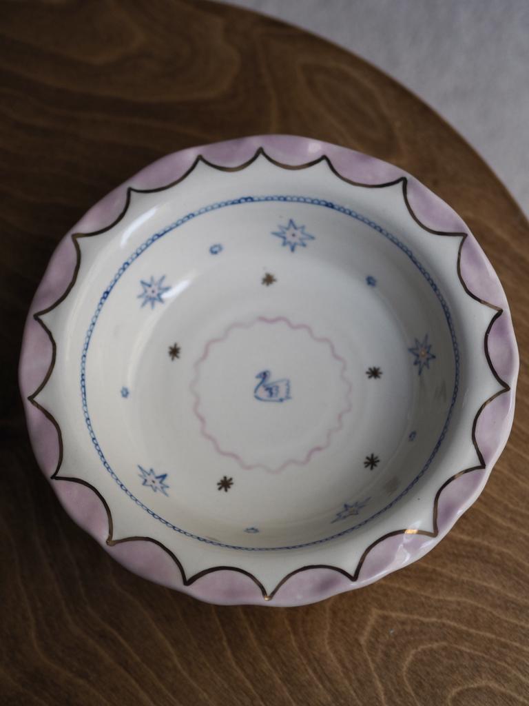 Миска с лебедем