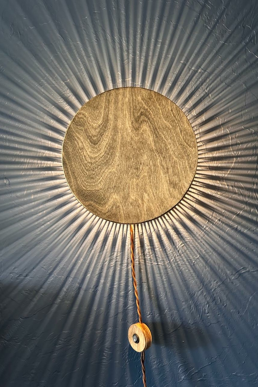 Настенный светильник из дерева "Sputnik"