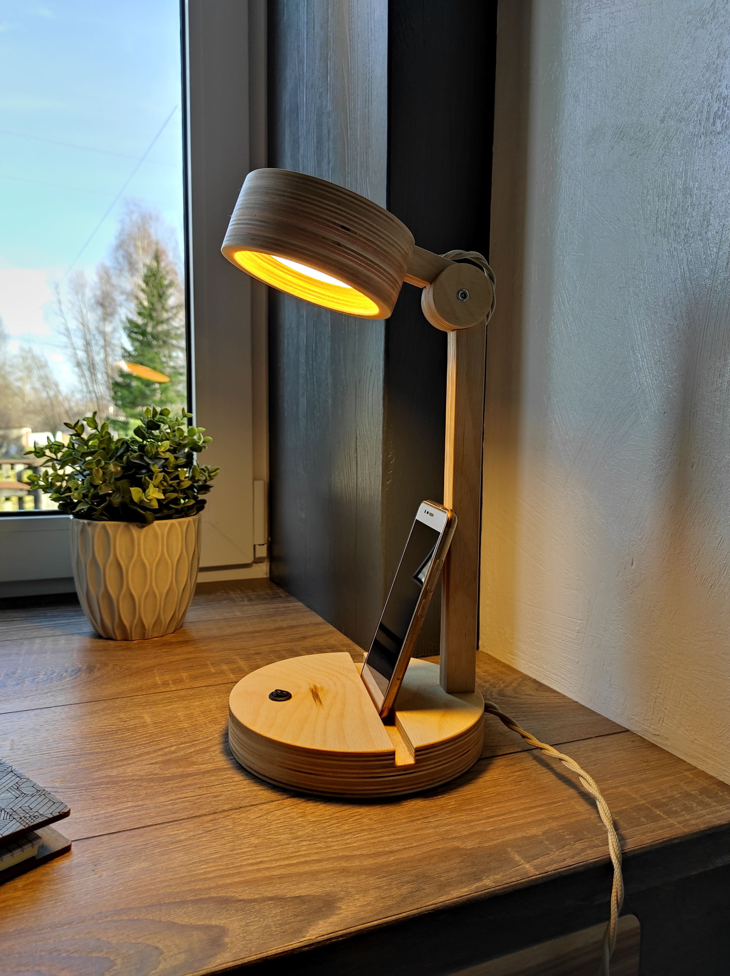 Настольный светильник из дерева "Spot"