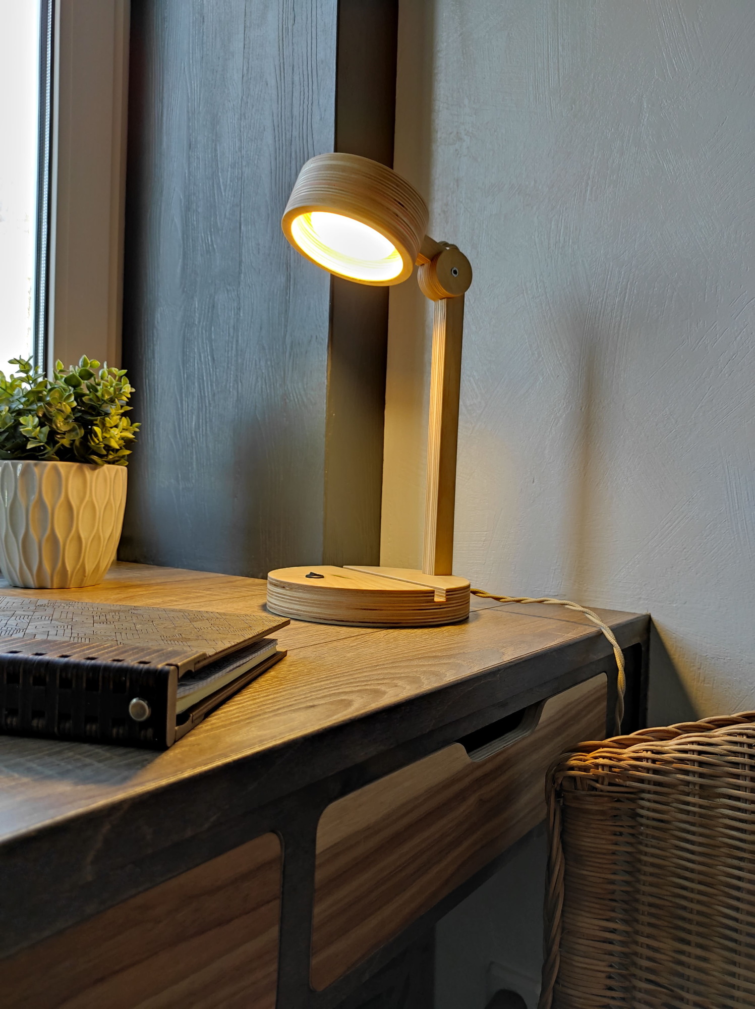 Настольный светильник из дерева "Spot"