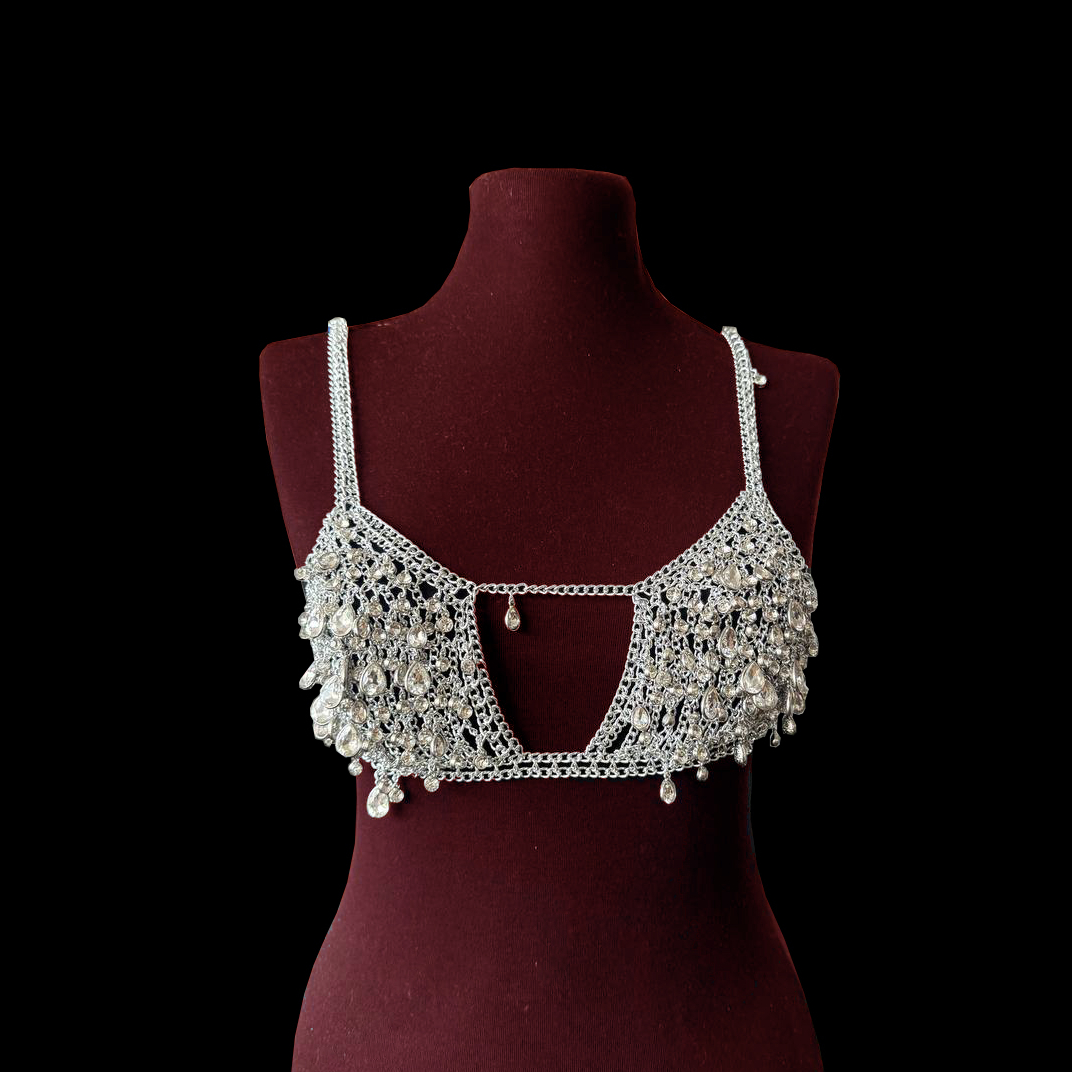 Топ Nevoda из кольчужного плетения с россыпью страз, как капли росы на утреннем свете.