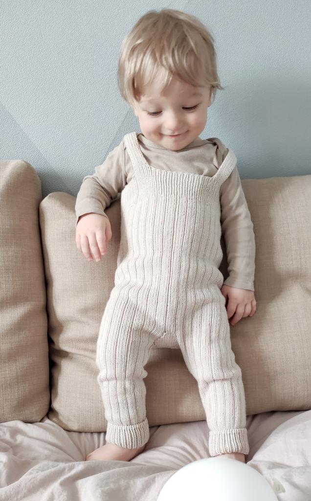 Описание "Полукомбинезон в рубчик"