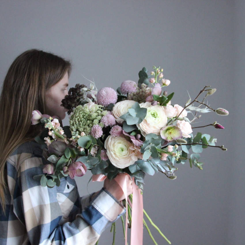 букет с магнолией и ранункулюсами вид 4