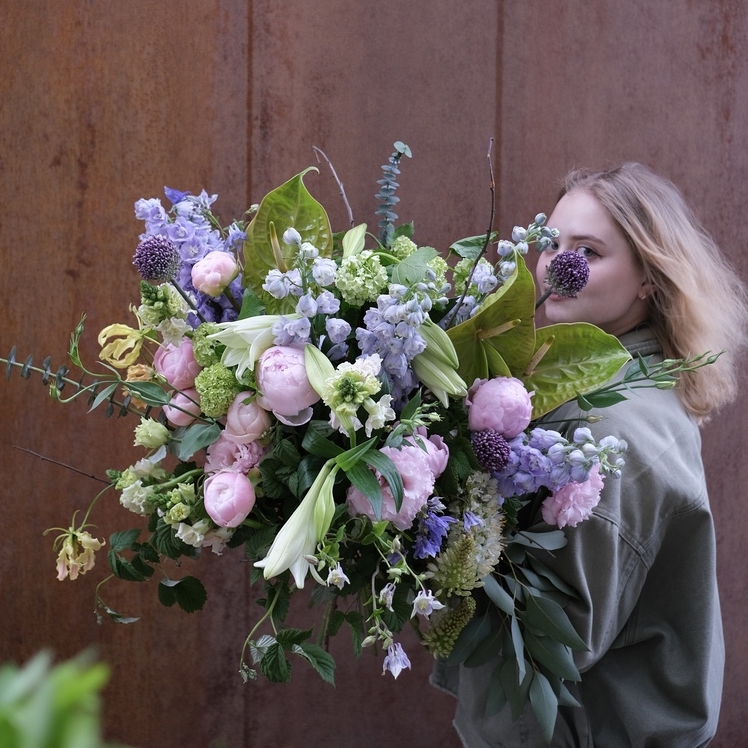 Букет с эремурусом, пионами, анутриумом и дельфиниумом вид 3