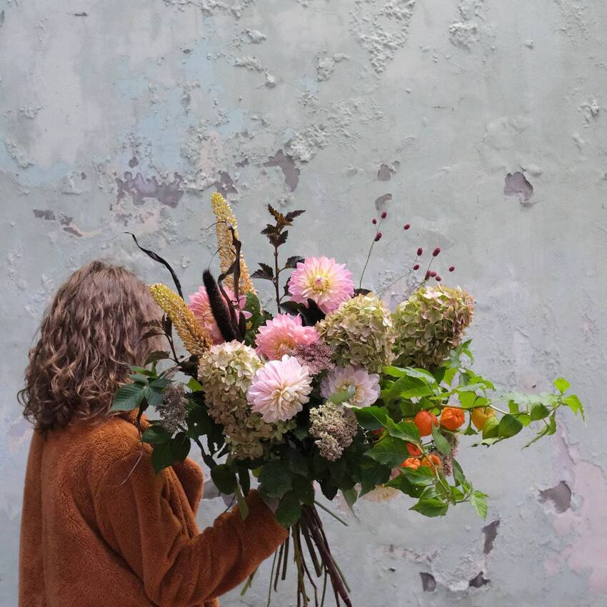 Букет с георгинами и гортензиями sever flowers