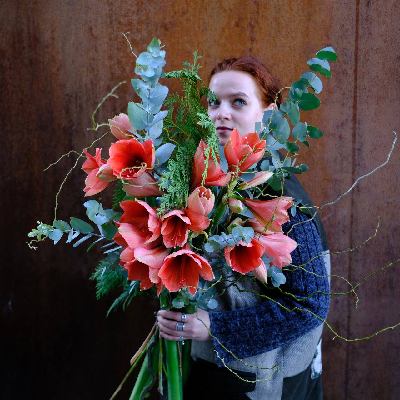 Амариллисы, кудрявые ветви и зелень