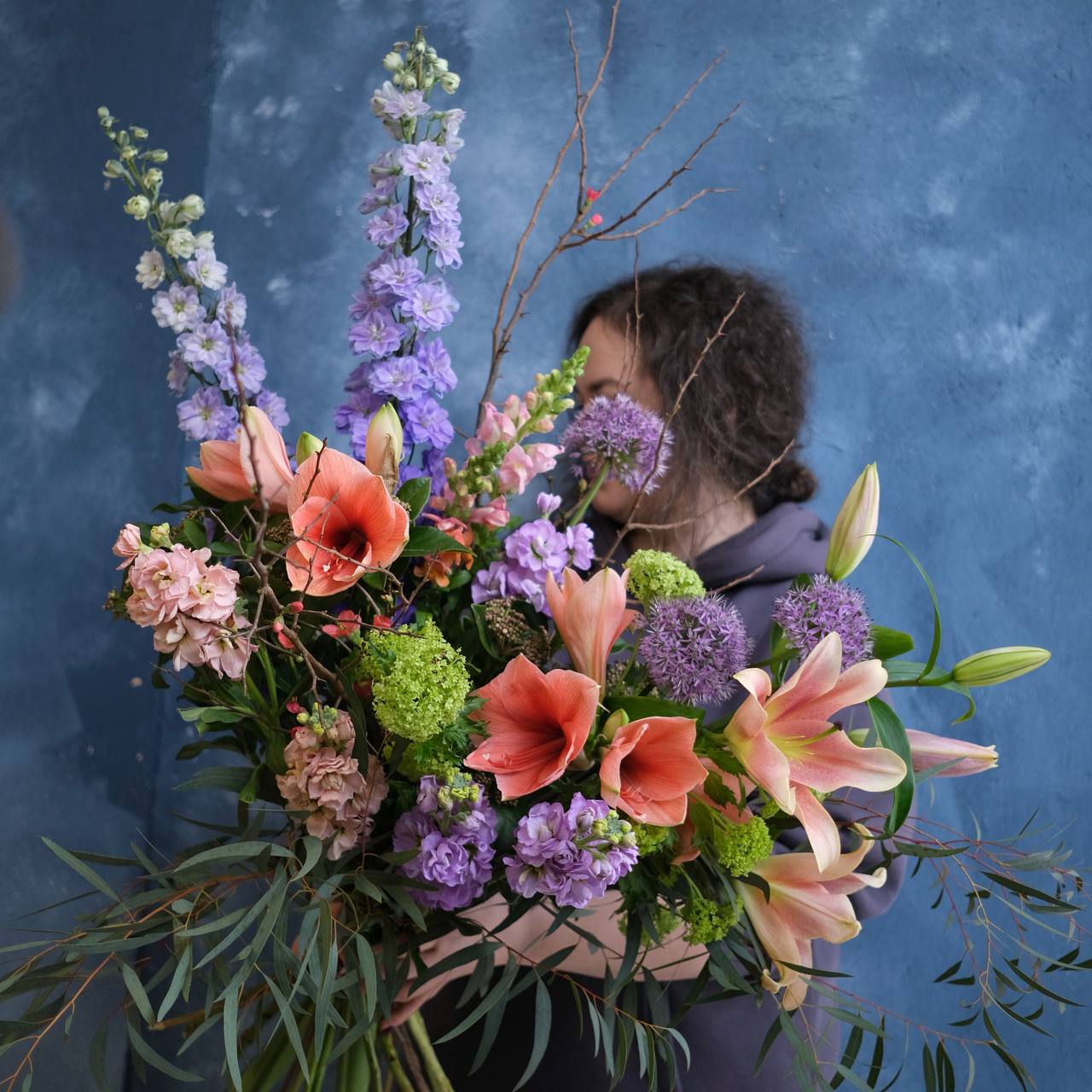 Амариллисы, дельфиниум и лучок