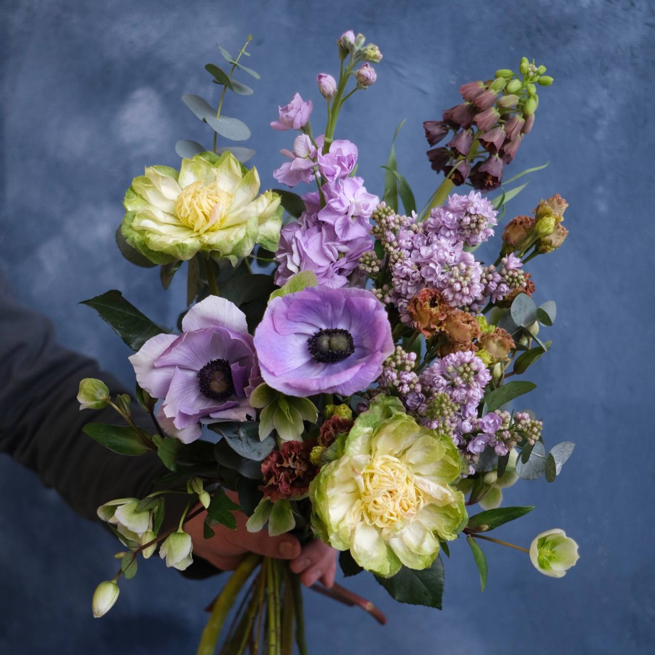 Анемоны, розы-капустки и маттиола