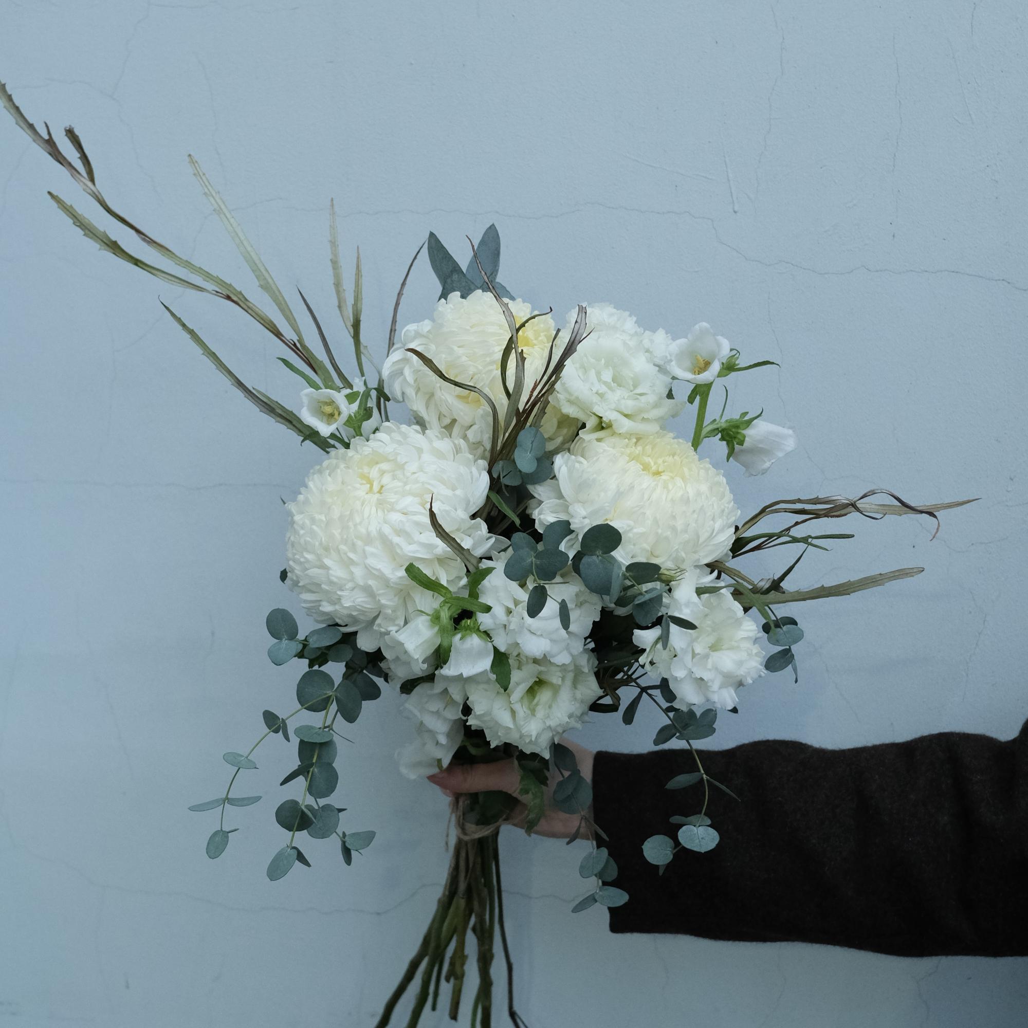 Колокольчики, хризантемы и кучерявые листья