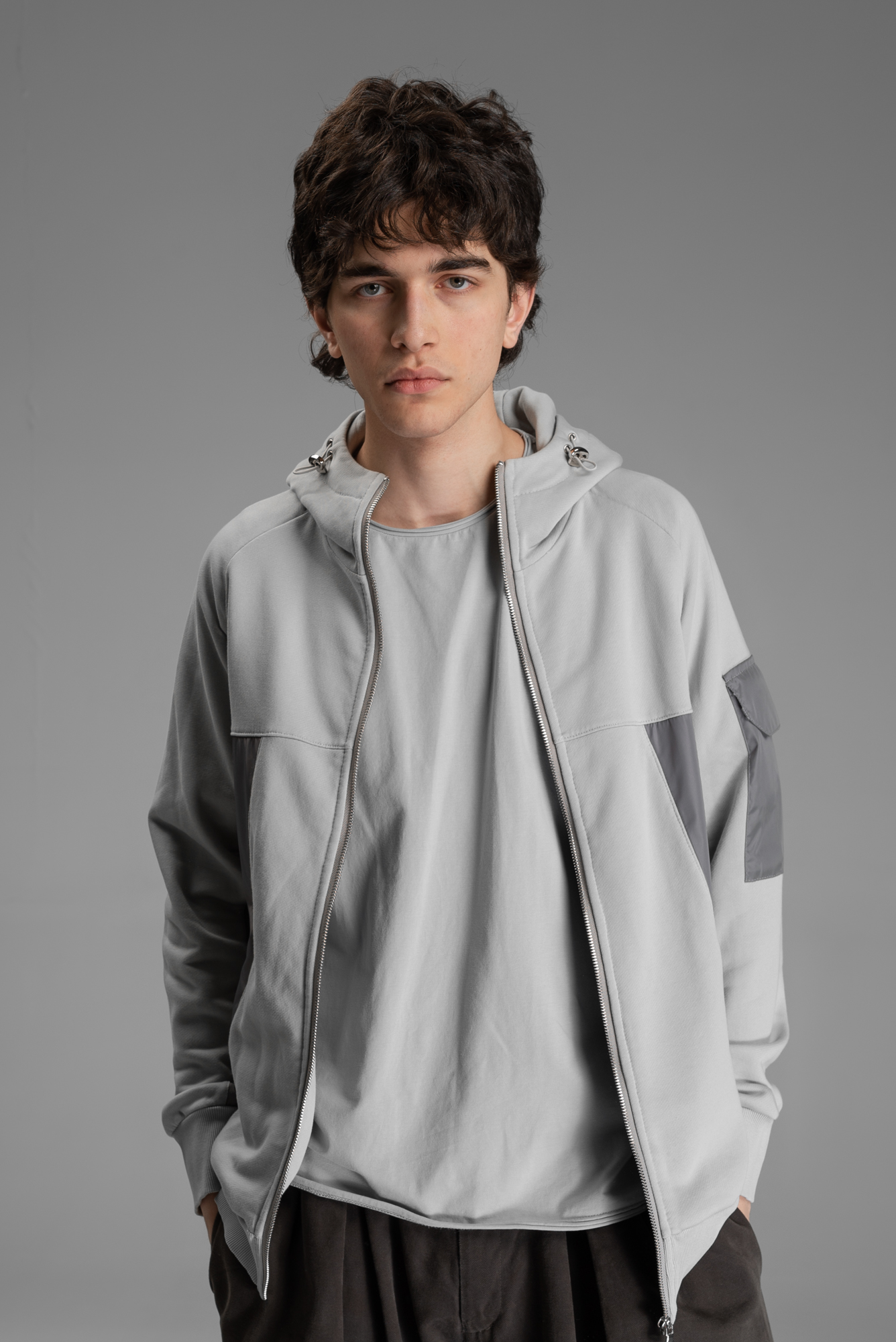 Толстовка с плащевыми вставками