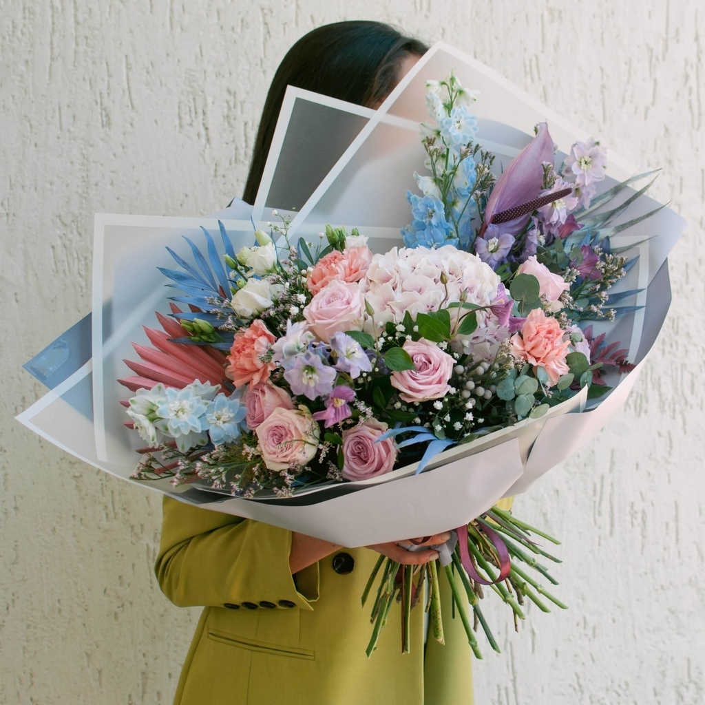 Объемный букет с гортензией и голубыми цветами по разумной цене с доставкой Уфа.