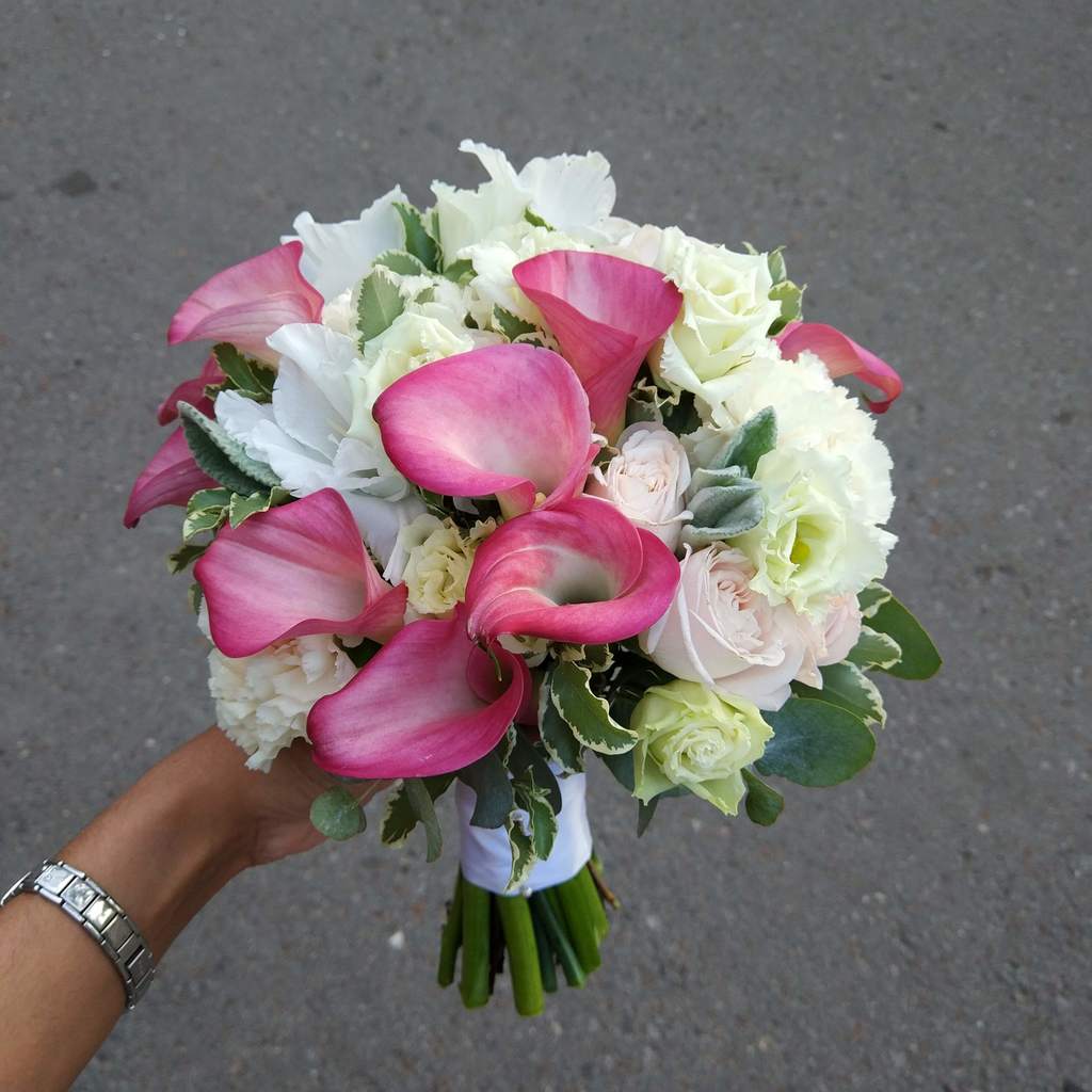 Круглый букет невесты с каллами