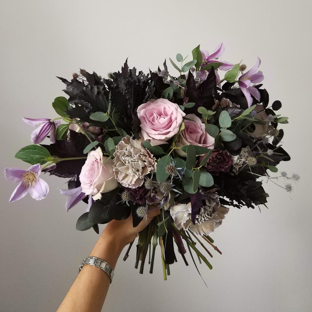 Букет невесты с черными и сиреневыми цветами