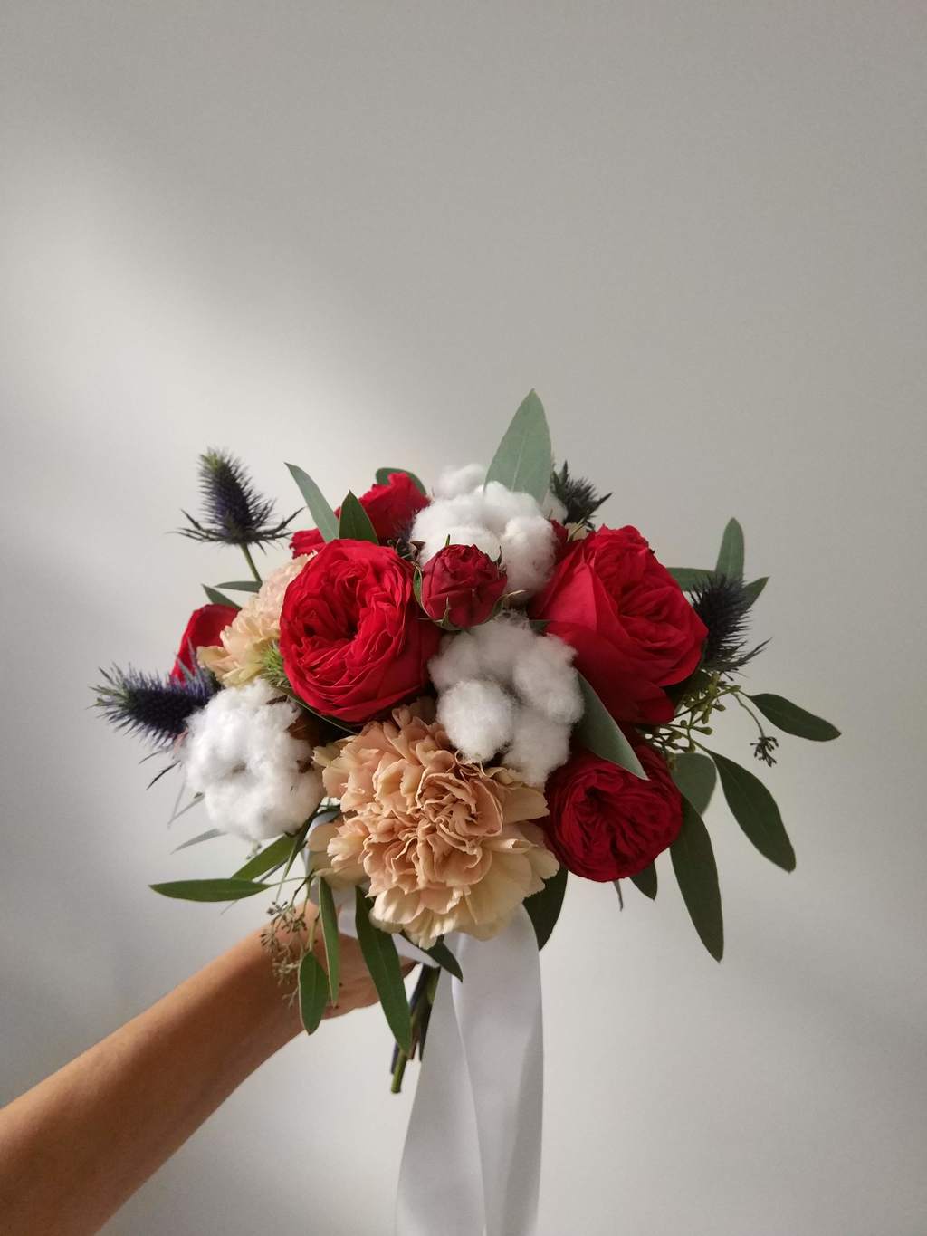 Букет невесты с красными пионовидными розами