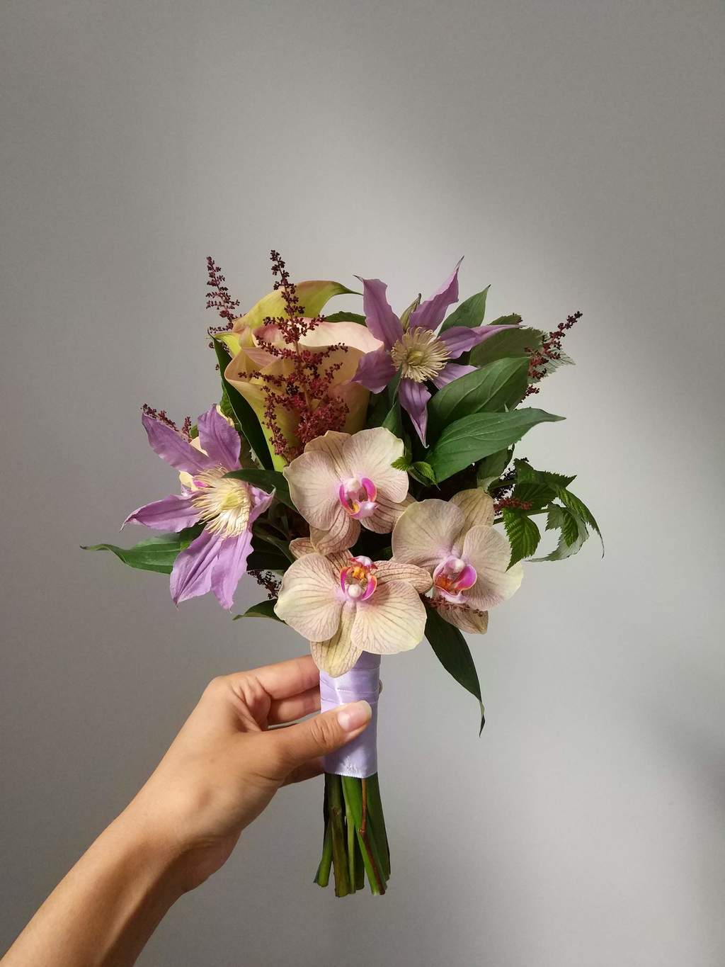 Букет невесты с орхидеей и клематисом