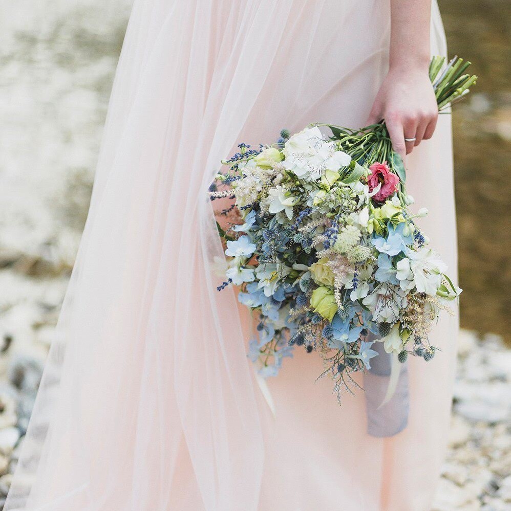 Свадебный букет невесты с дельфиниумом в голубых цветах