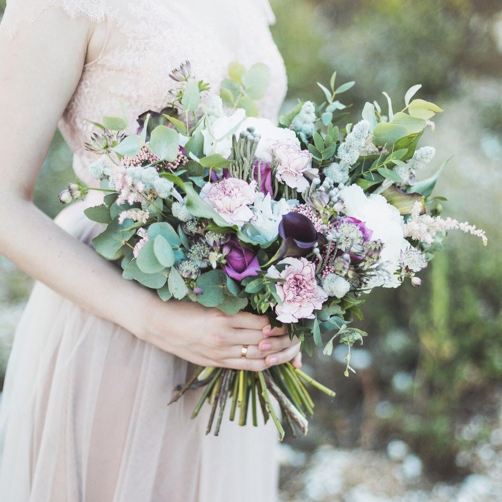 Букет невесты сиреневых оттенков с эвкалитом