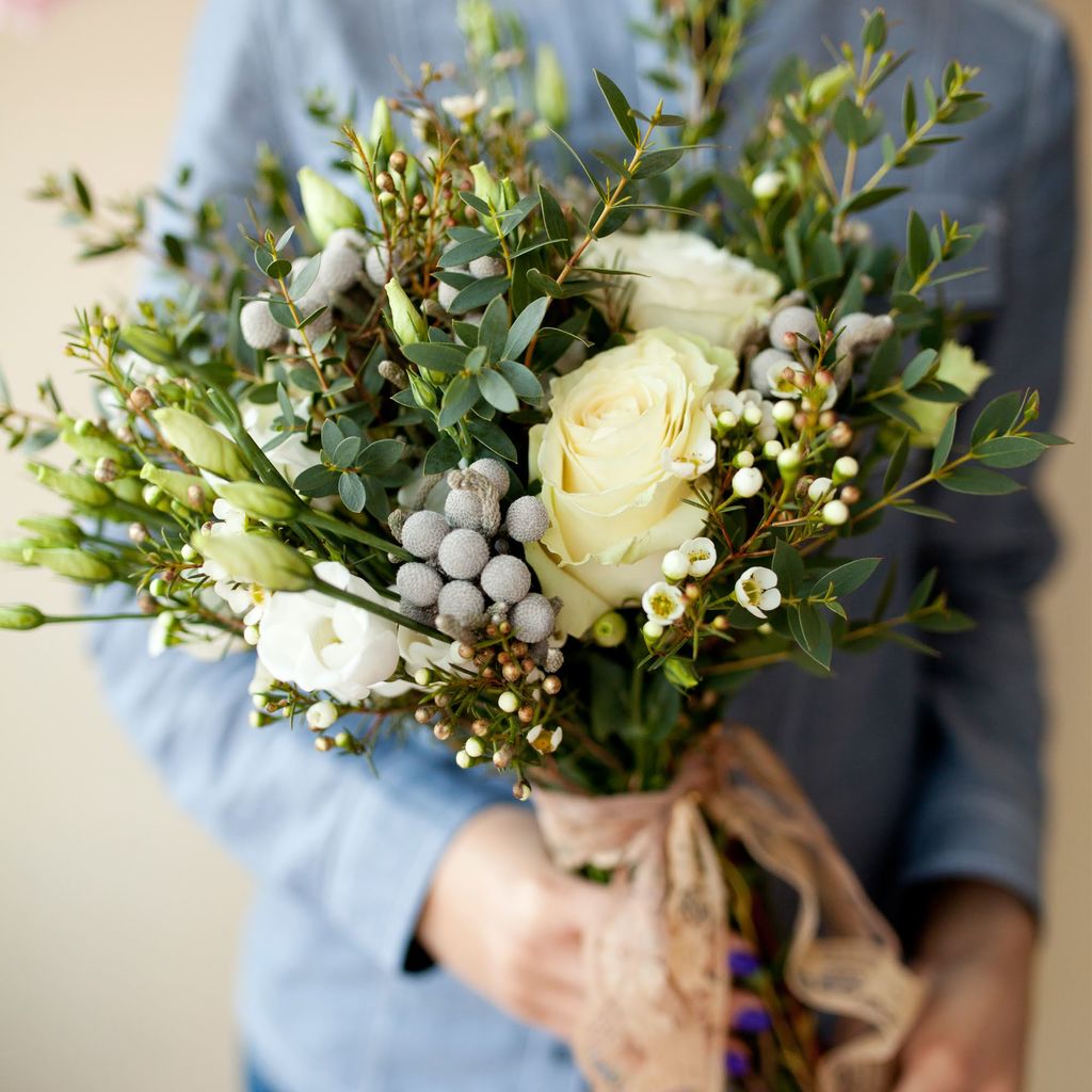 Букет невесты с кремовыми розами и брунией