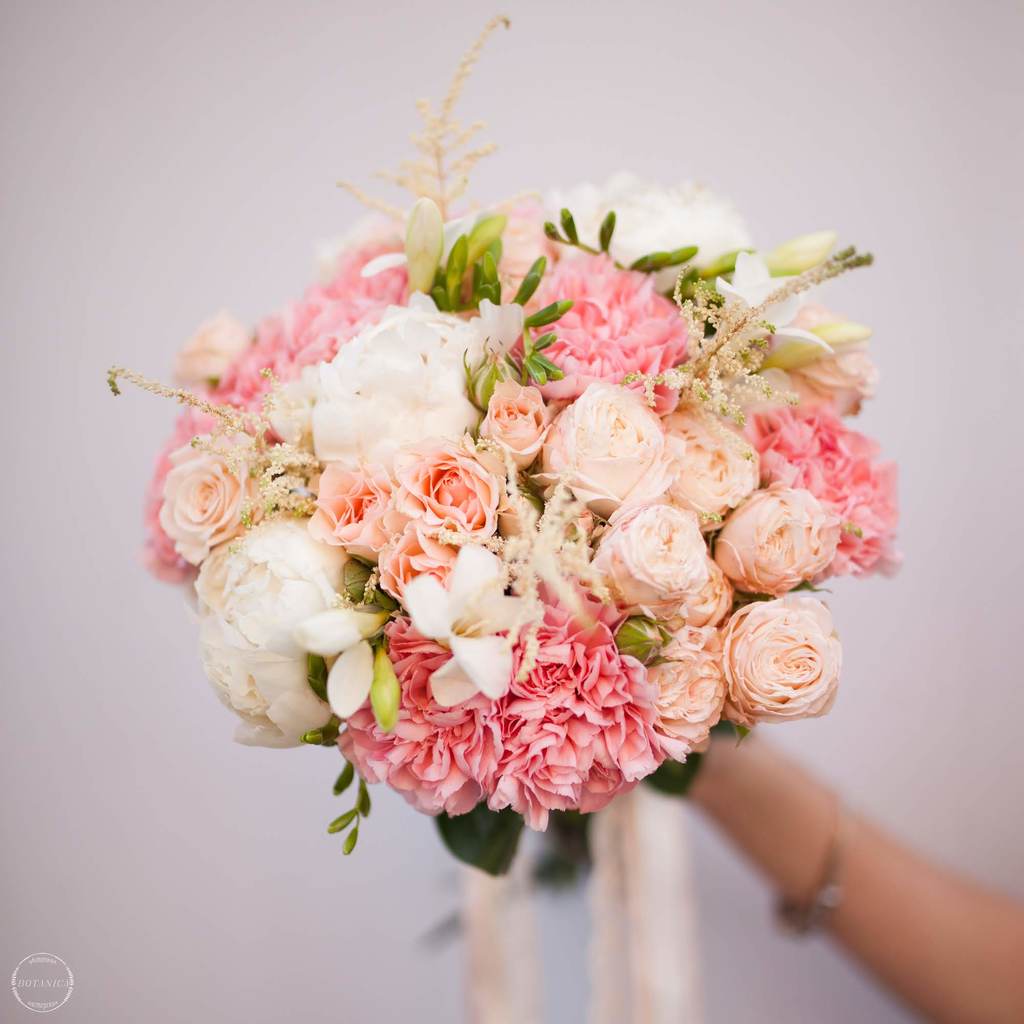 Круглый букет невесты с пионами и фрезией