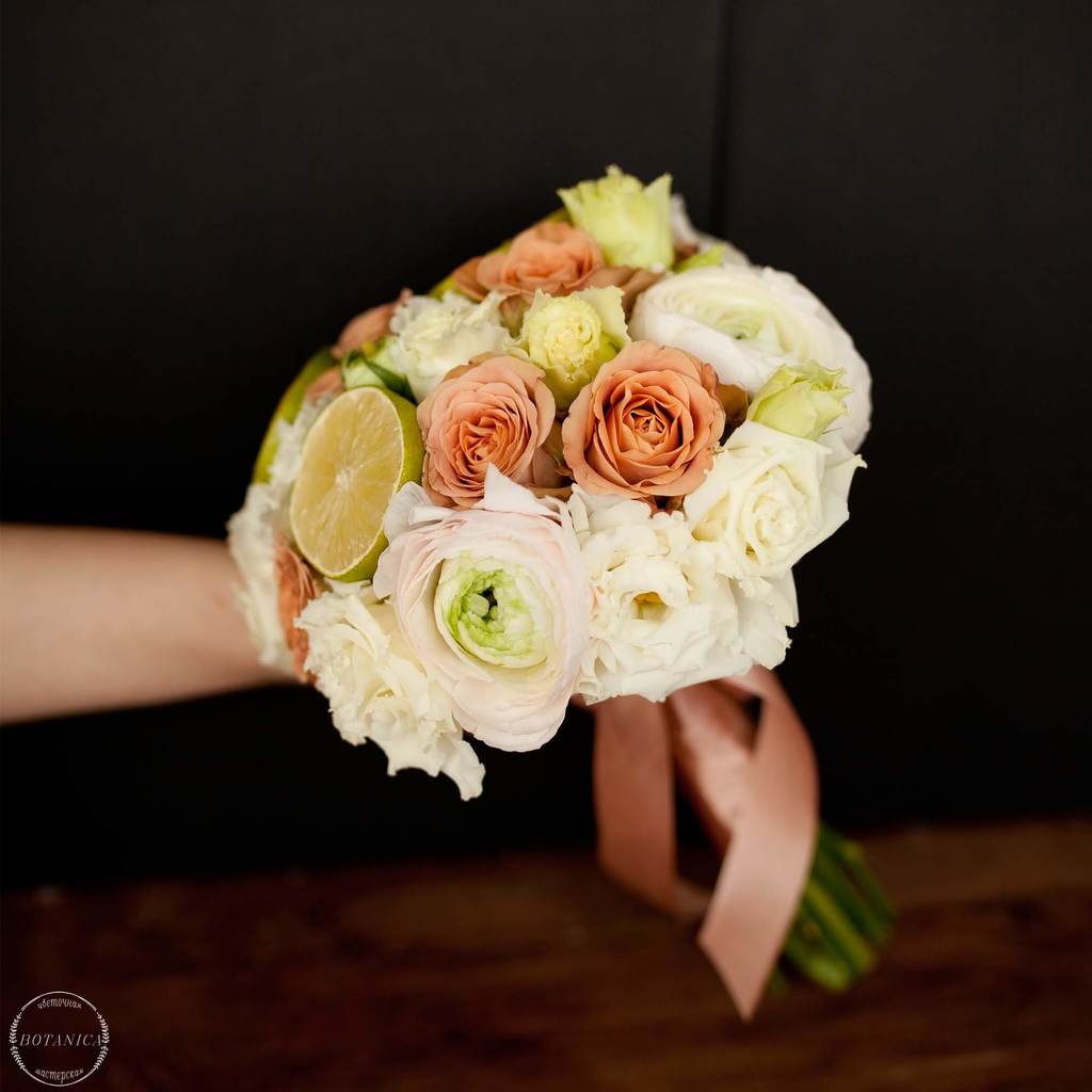 Букет невесты с розами капучино