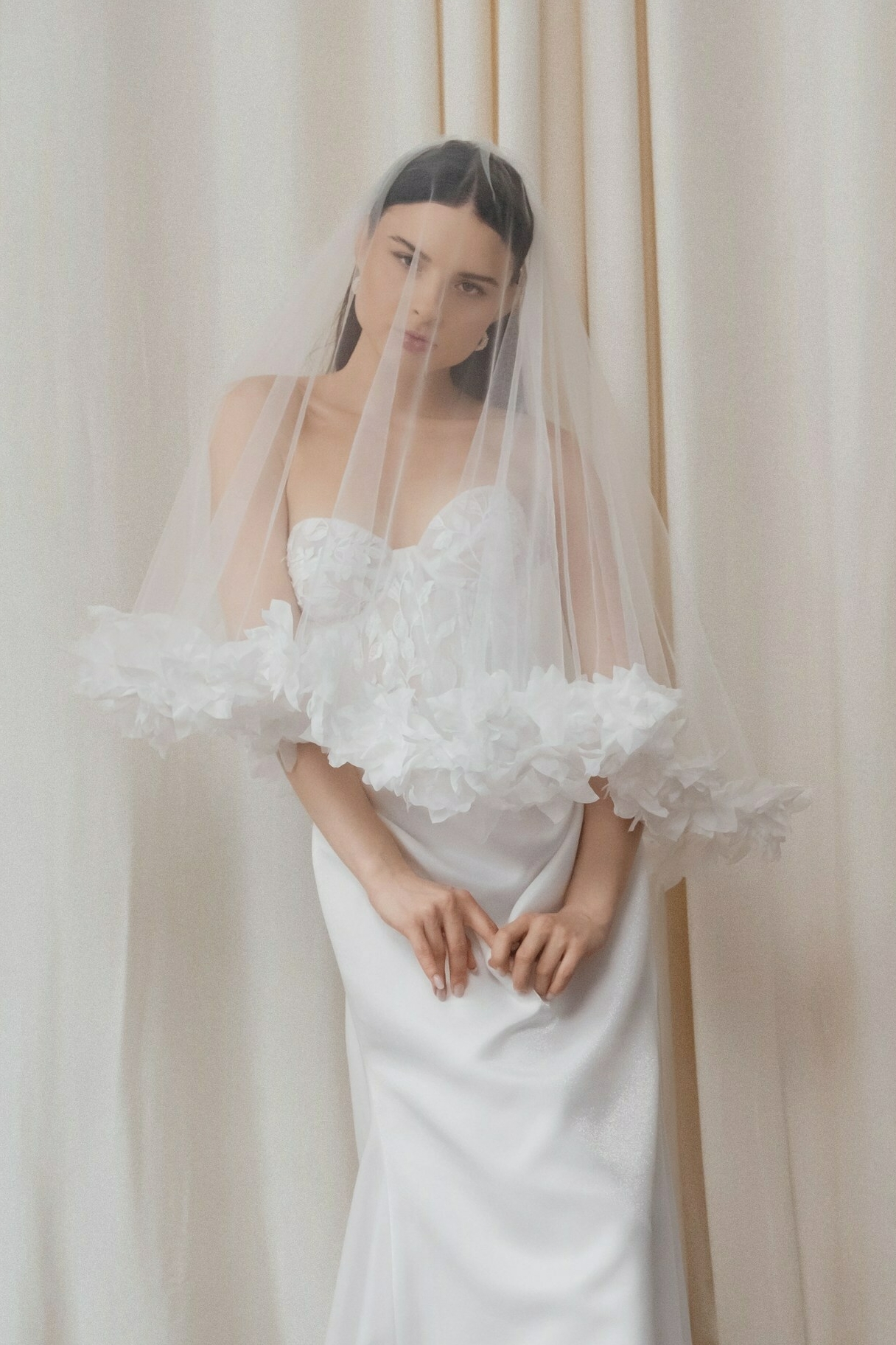 Перекидная короткая фата с лилиями