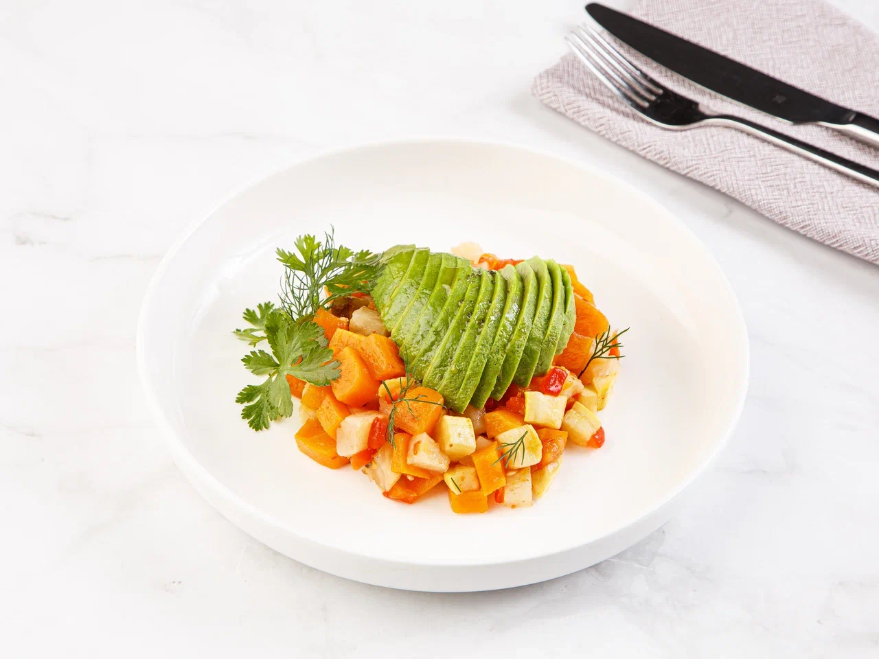 Салат из печеных овощей с авокадо 160 г