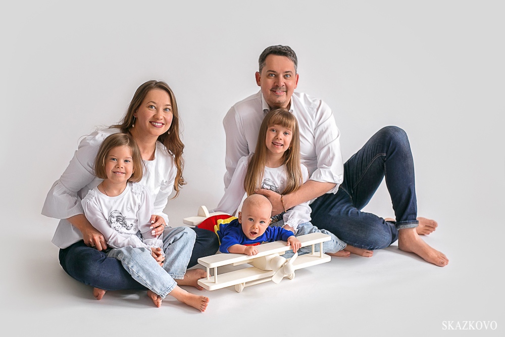 Семейная фотосессия в фотостудии Сказково 35 фото