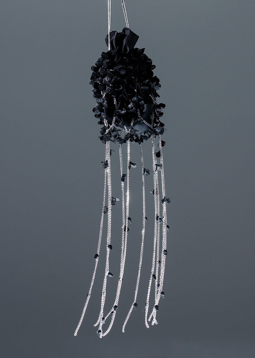 Сумка-цепи с черными цветами