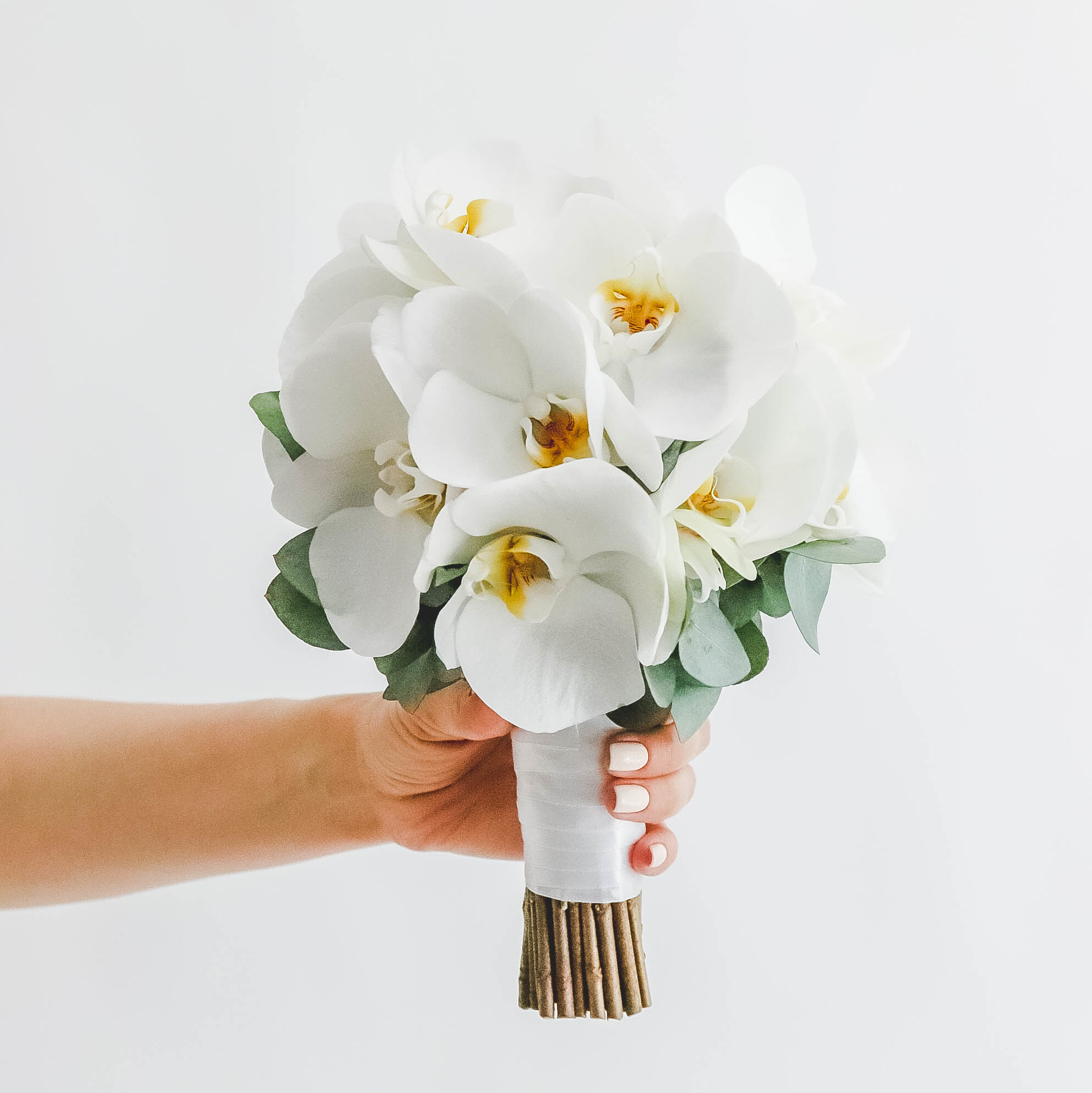 Букет невесты из орхидей и эвкалипта WHITE GREEN
