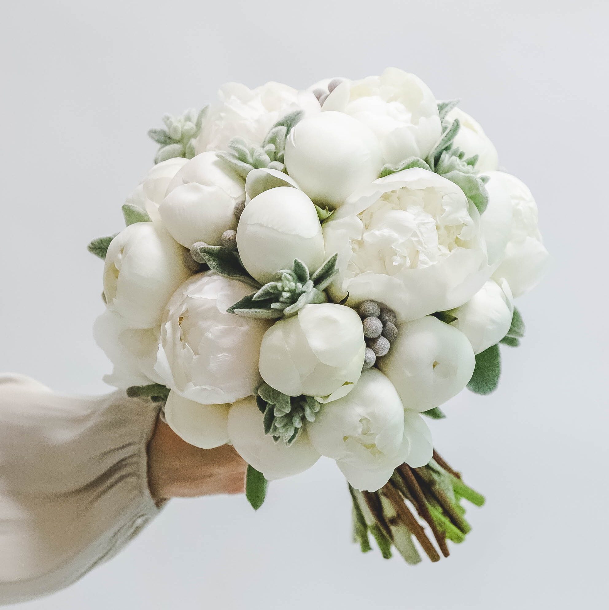 Букет невесты из пионов WHITE GREY