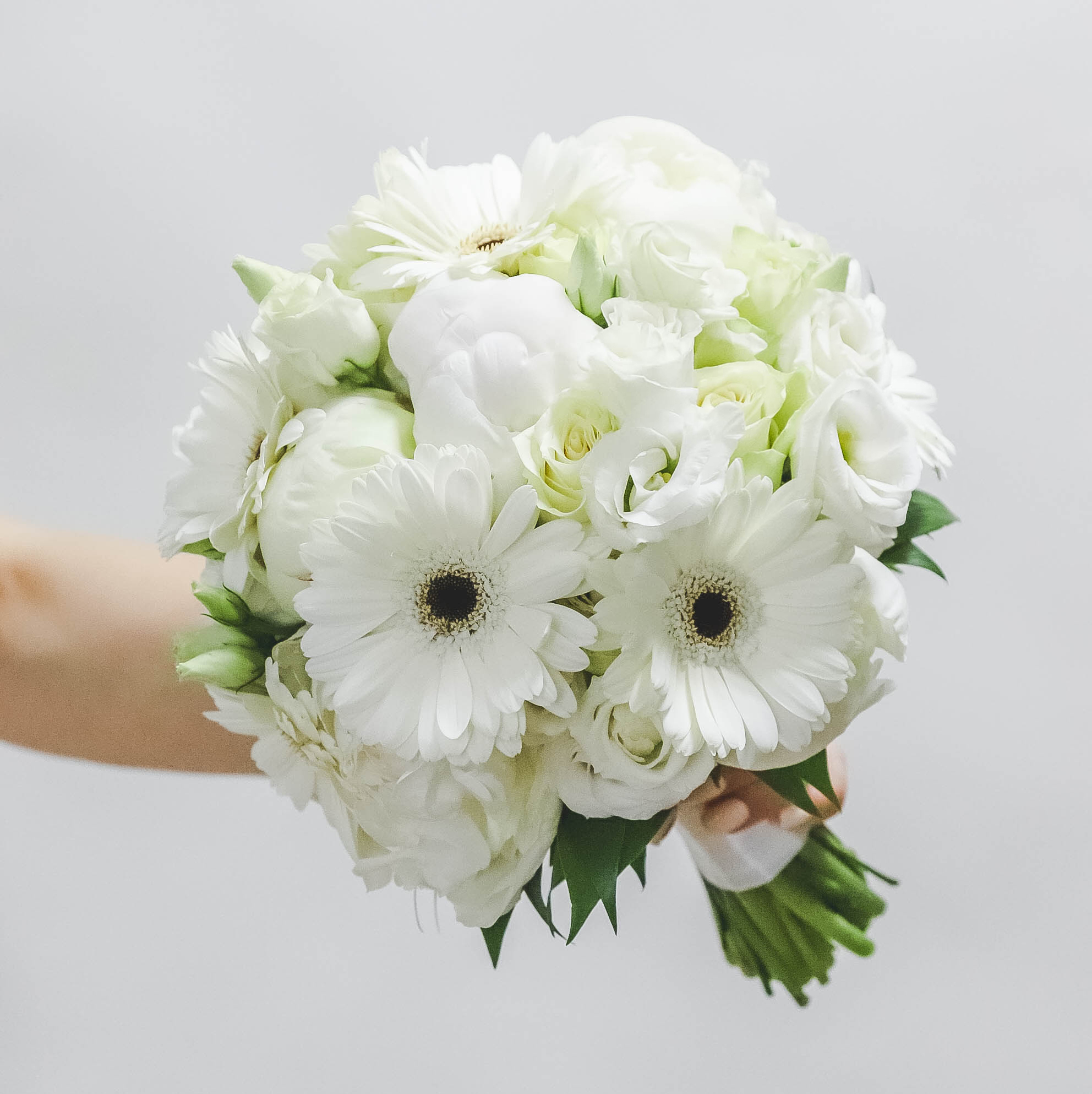 Cвадебный букет из пионов и гербер WHITE