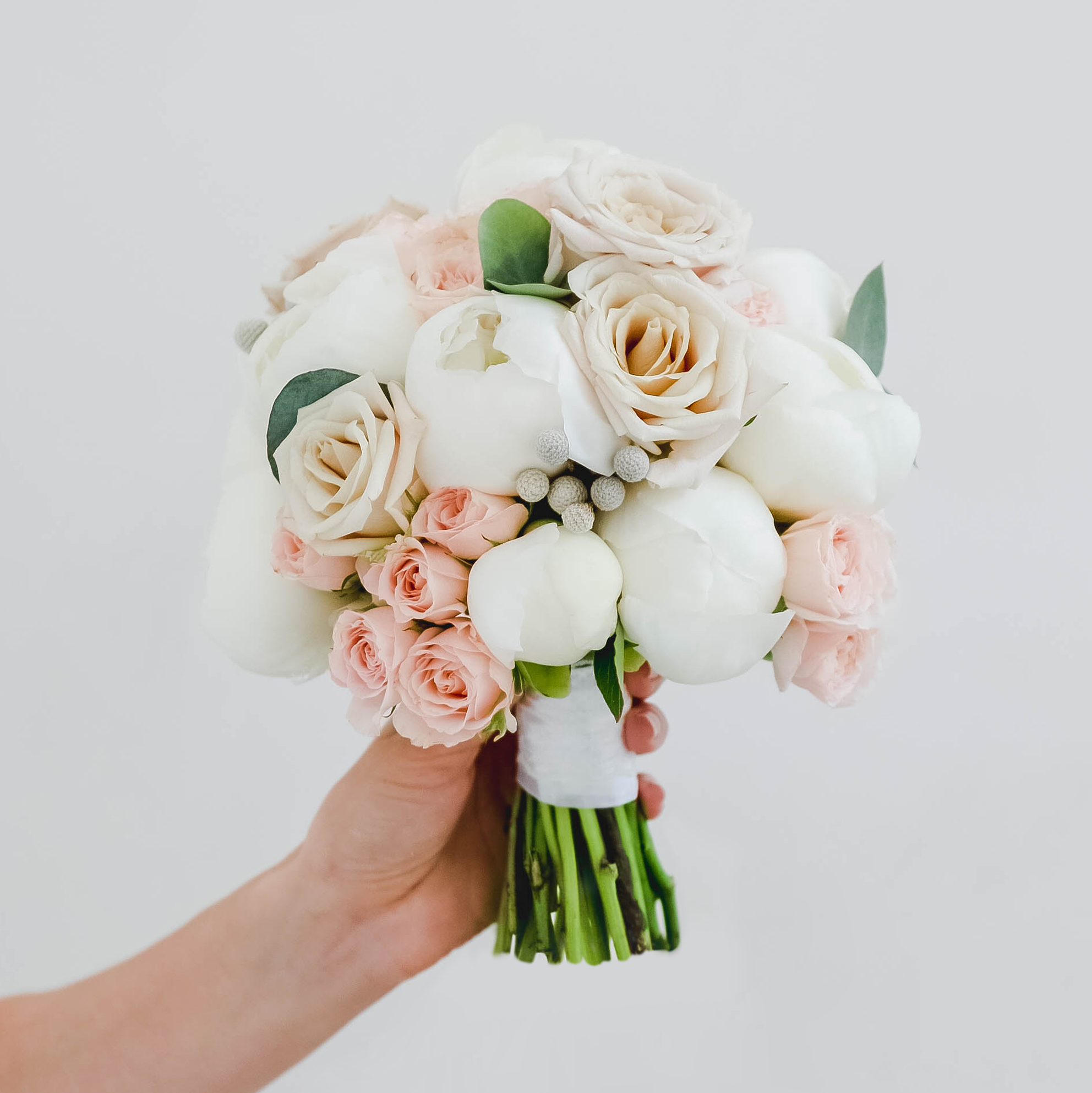 Букет невесты из пионов и роз WHITE PINK