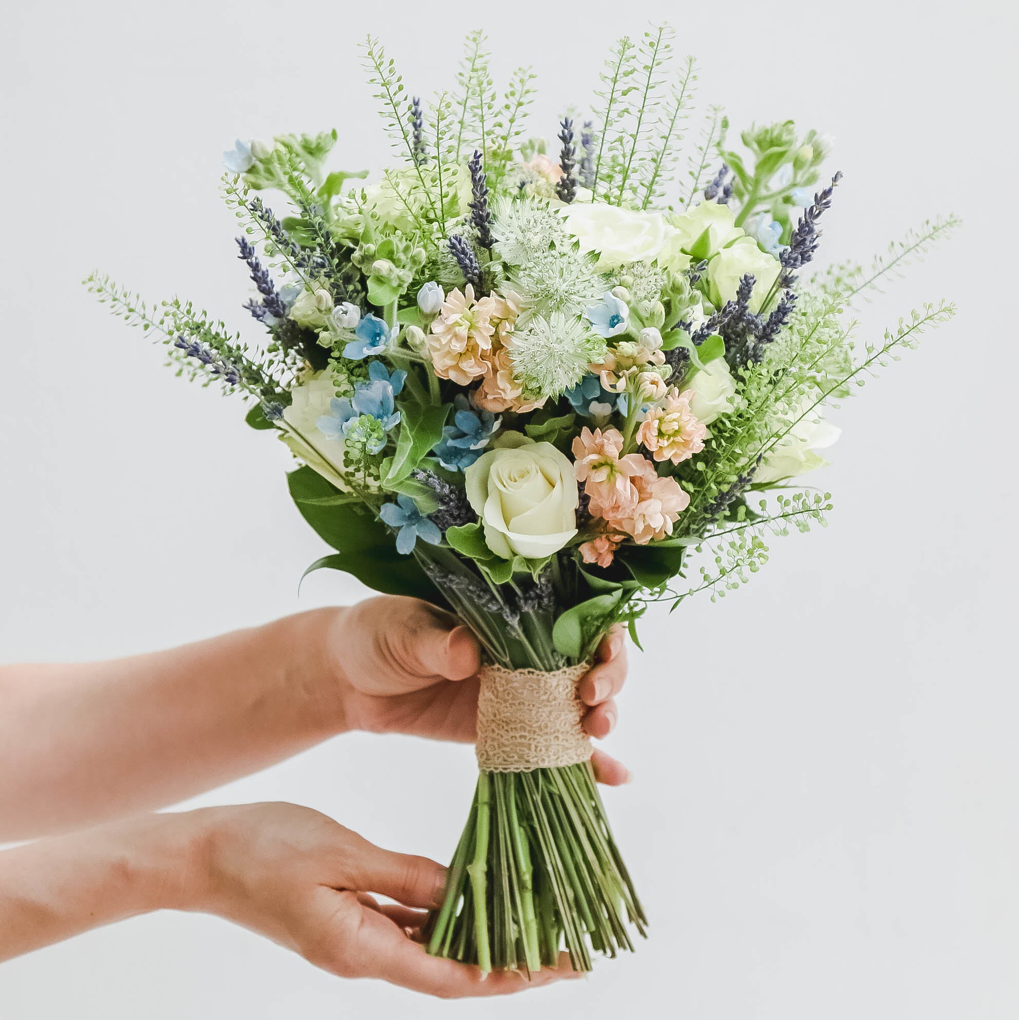 Свадебный букет из роз и маттиолы SPRING