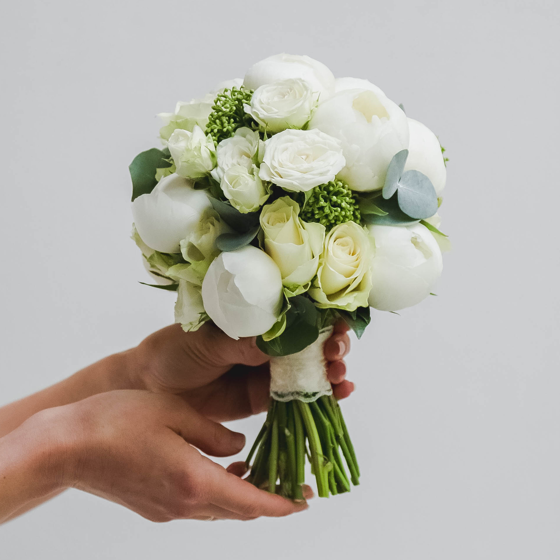 Свадебный букет из пионов и роз WHITE GREEN
