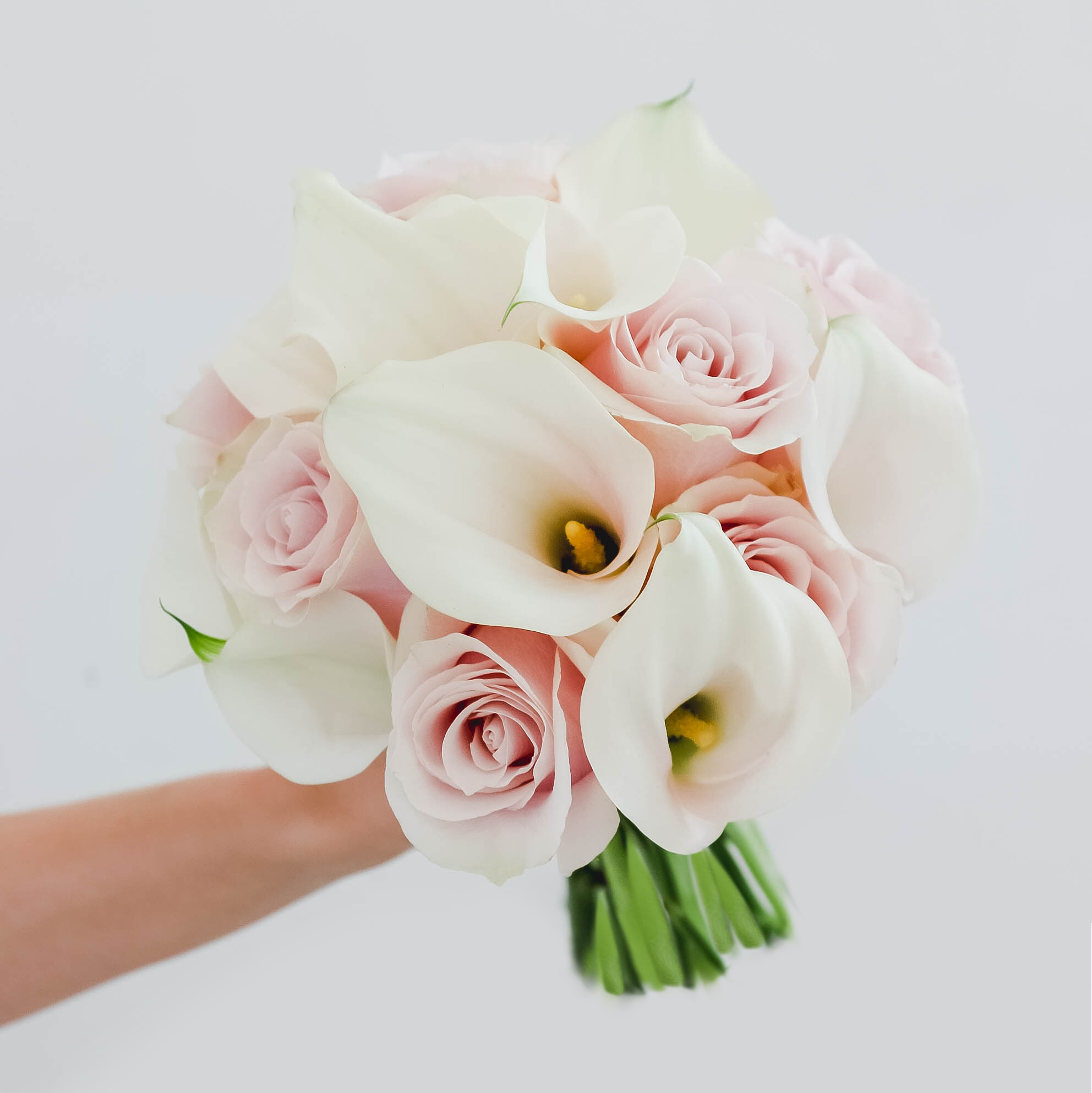 Свадебный букет из калл и роз WHITE PINK