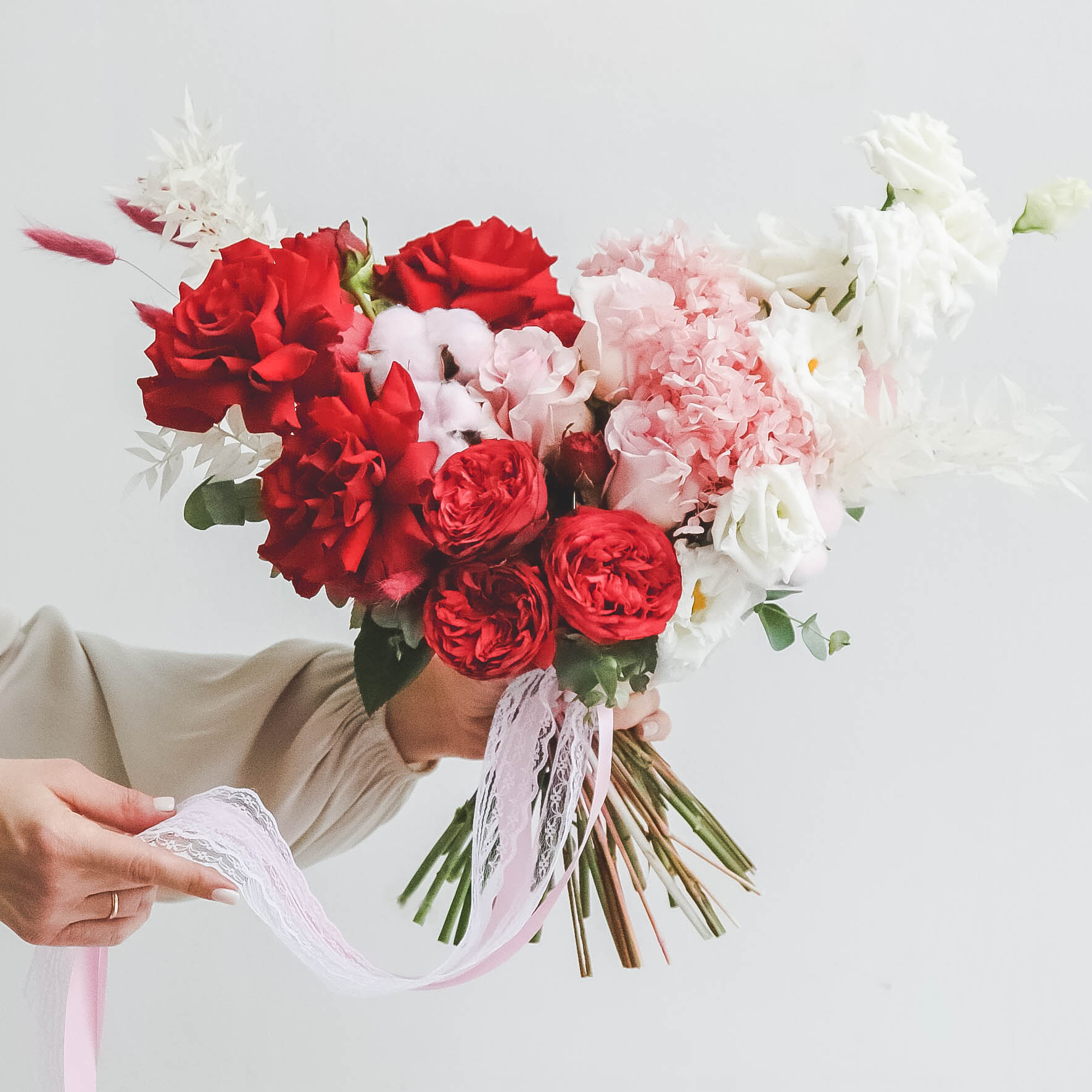 Свадебный букет из роз и эустомы RED PINK