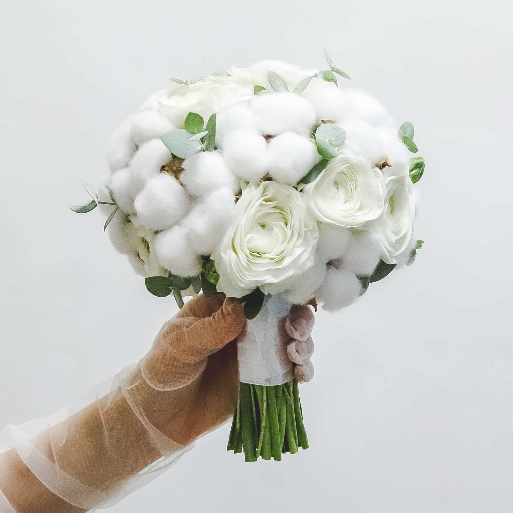 Свадебный букет из ранункулюсов и хлопка WHITE COTTON