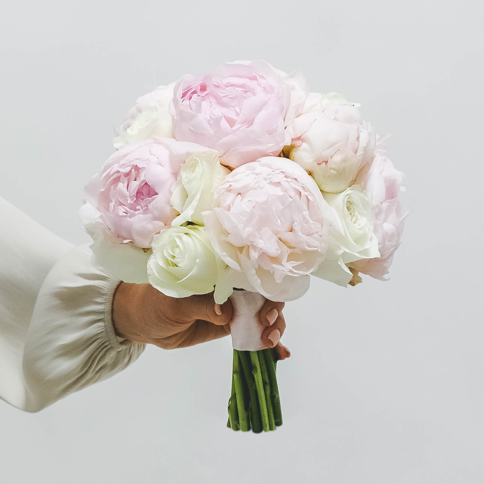Свадебный букет из пионов и роз PINK WHITE