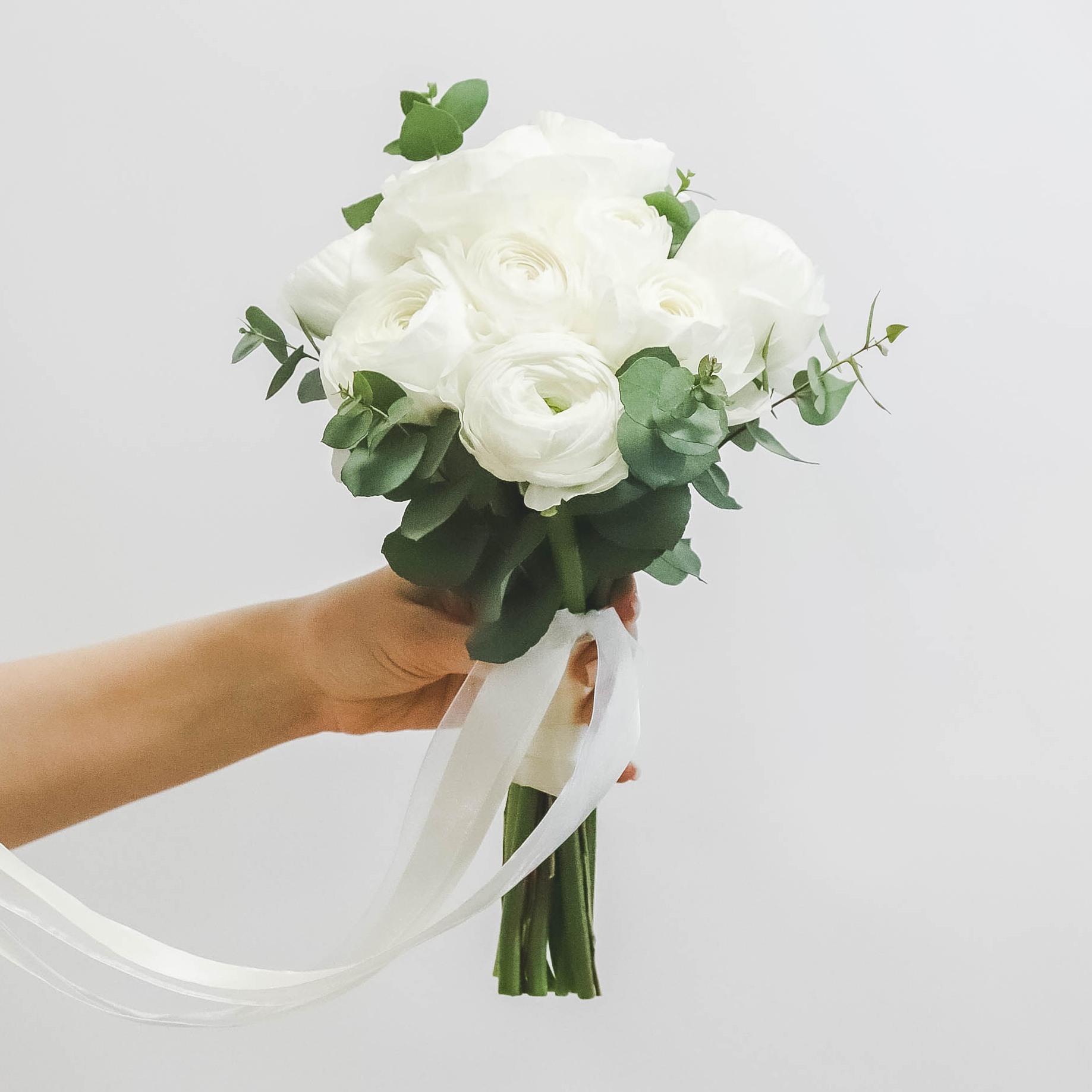 Букет невесты из ранункулюсов и эвкалипта WHITE GREEN