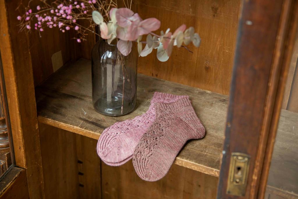 Dahlia Divine socks - описание вязания