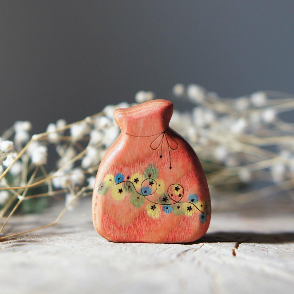 Bag of gifts with a garland (with sparkle)