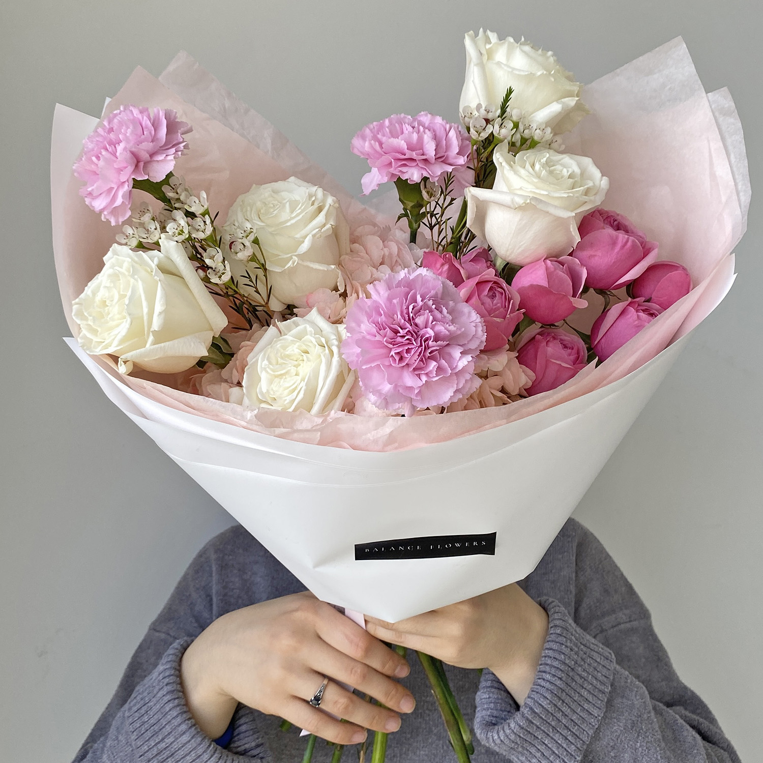 Авторский букет с гортензией и розами