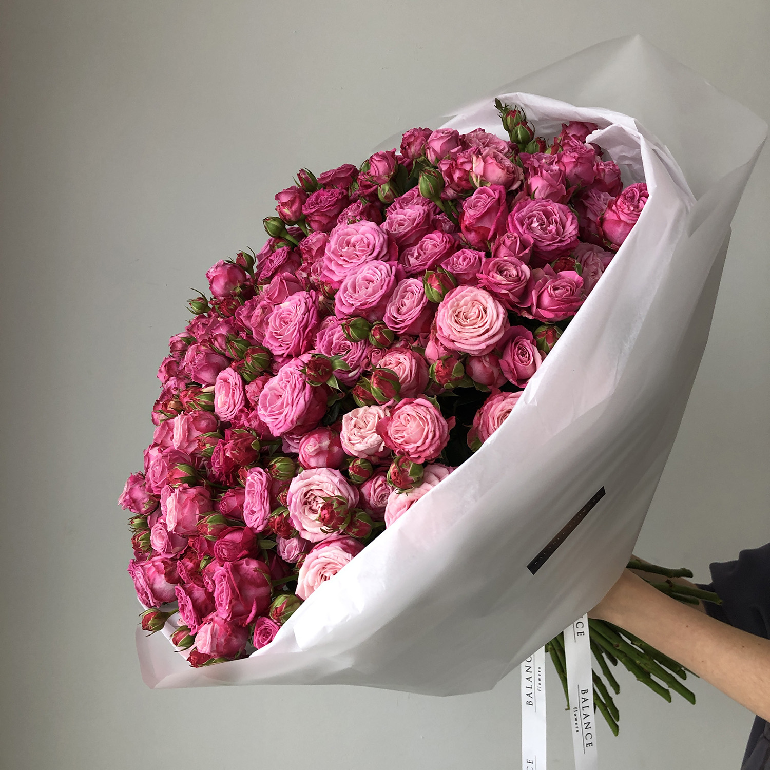 Букет 51 пионовидная кустовая роза Леди Бомбастик