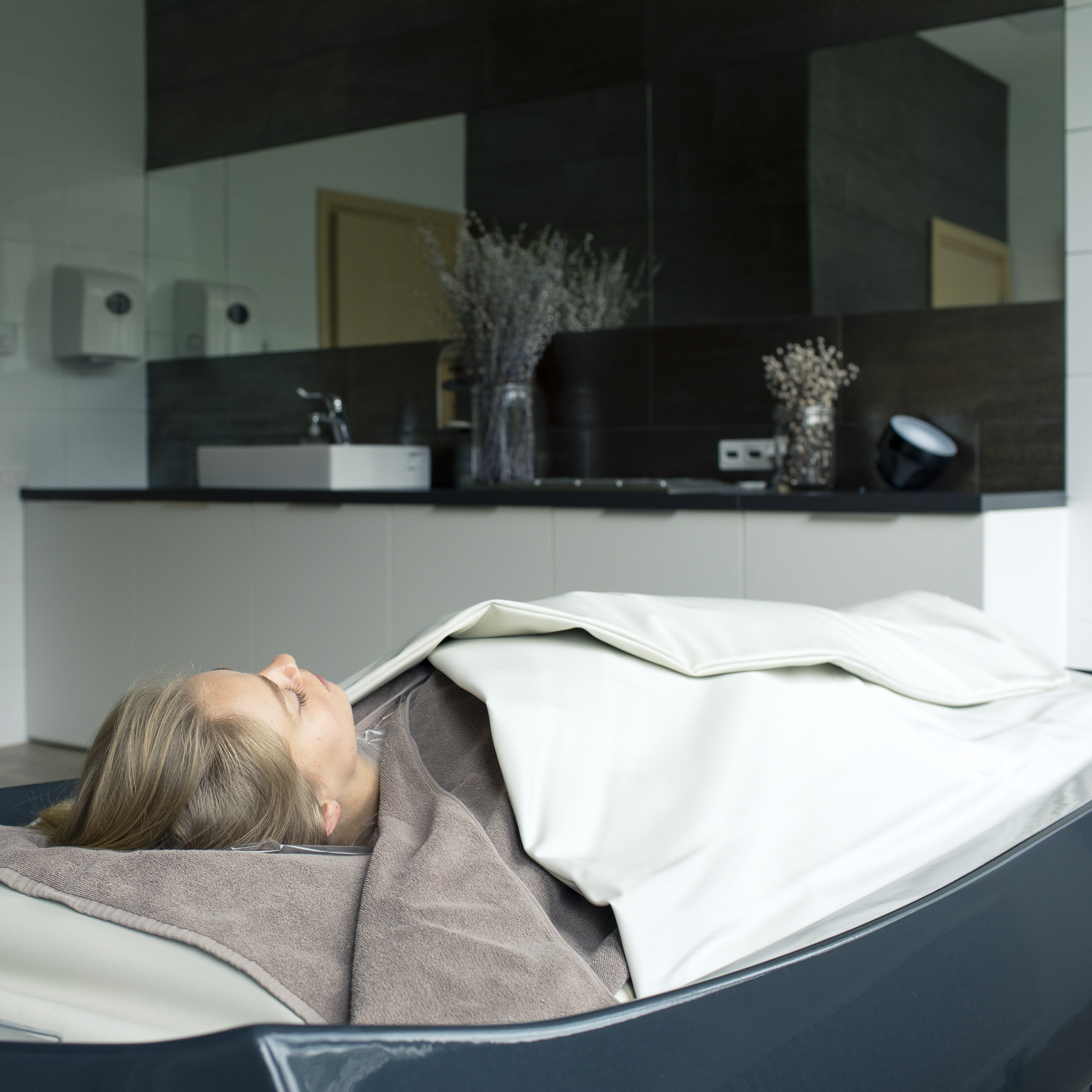 Аромаобертывание Comfort Zone во флотирующей кушетке Therma Spa