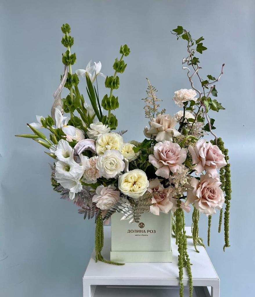КОРОБКА С РОЗАМИ И АМАРАНТАМИ